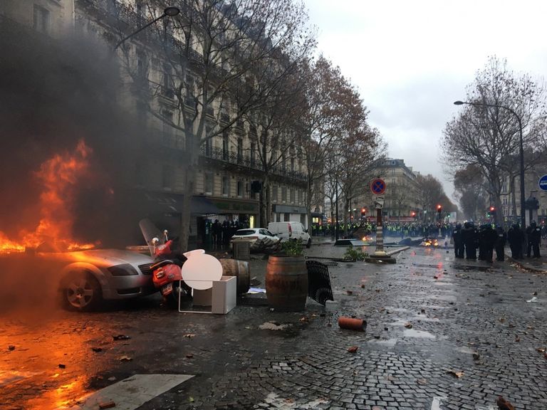 Во Франции проходят протесты против повышения цен на бензин. 1 декабря 2018