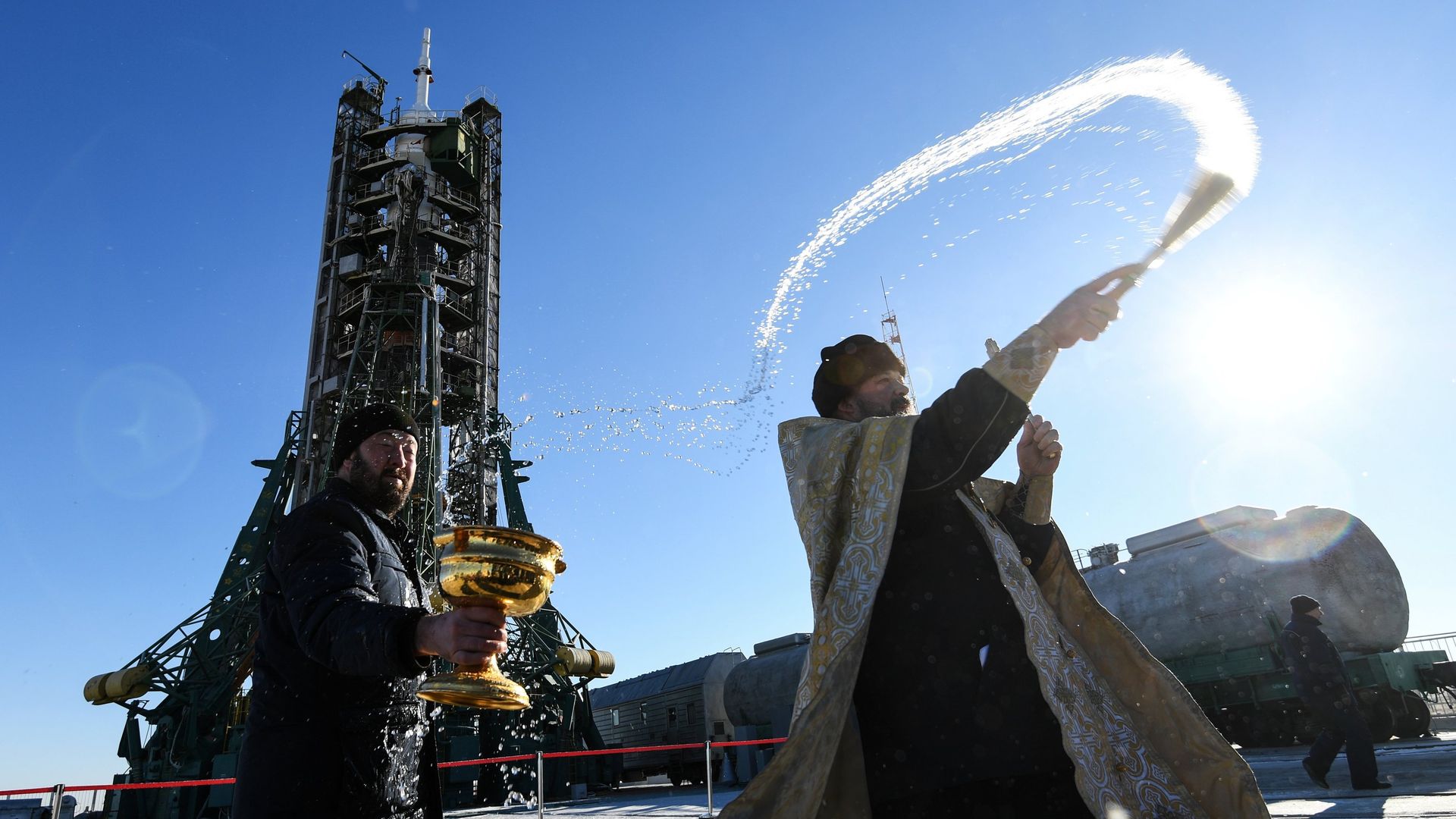 Священнослужитель проводит обряд освящения ракеты-носителя Союз-ФГ перед запуском на космодроме Байконур. 2 декабря 2018 Священнослужитель проводит обряд освящения ракеты-носителя Союз-ФГ перед запуском на космодроме Байконур. 2 декабря 2018 - РИА Новости, 1920, 02.08.2022