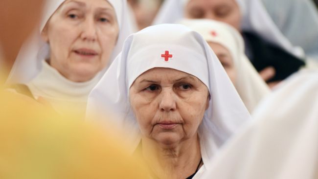 Сотрудницы и подопечные крупнейшей церковной социальной службы России – православной службы Милосердие во время проведения Божественной литургии в Храме Христа Спасителя. 2 декабря 2018