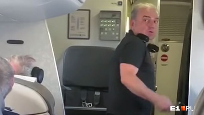 Лидер рок-группы Чайф Владимир Шахрин на борту рейса Новосибирск — Екатеринбург Лидер рок-группы Чайф Владимир Шахрин на борту рейса Новосибирск — Екатеринбург