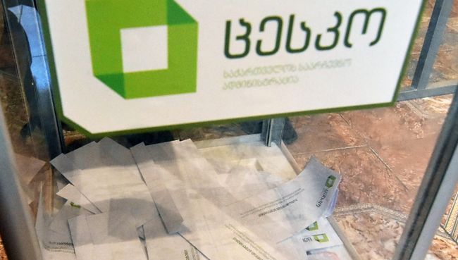 Урна с бюллетенями на одном из избирательных участков в Тбилиси во время второго тура президентских выборов Урна с бюллетенями на одном из избирательных участков в Тбилиси во время второго тура президентских выборов