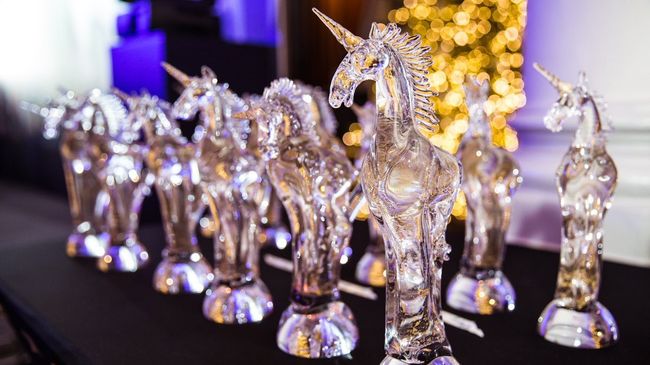 Статуэтки премии Golden Unicorn Awards. Архивное фото Статуэтки премии Golden Unicorn Awards. Архивное фото