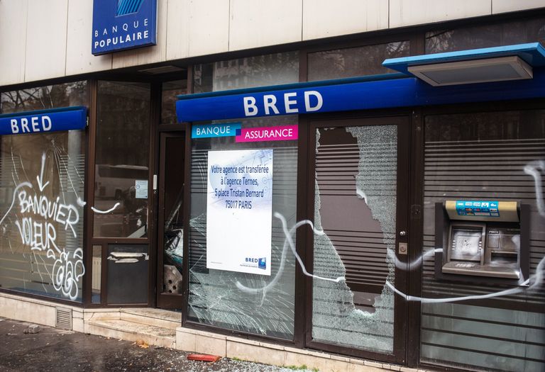 Разбитые витрины французского банка BRED Banque Populaire в центре Парижа в ходе акции протеста желтых жилетов. 2 декабря 2018 Разбитые витрины французского банка BRED Banque Populaire в центре Парижа в ходе акции протеста желтых жилетов. 2 декабря 2018