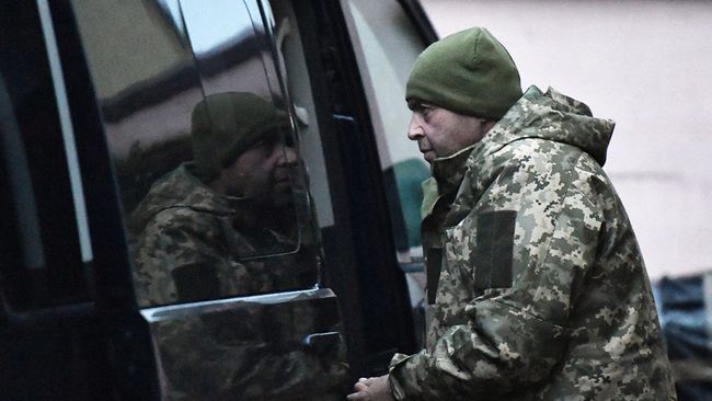 Один из задержанных моряков с корабля ВМС Украины у Киевского районного суда Симферополя Один из задержанных моряков с корабля ВМС Украины у Киевского районного суда Симферополя