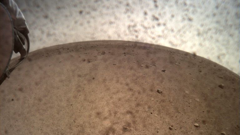 Первая фотография с главной камеры зонда InSight после снятия крышки Первая фотография с главной камеры зонда InSight после снятия крышки