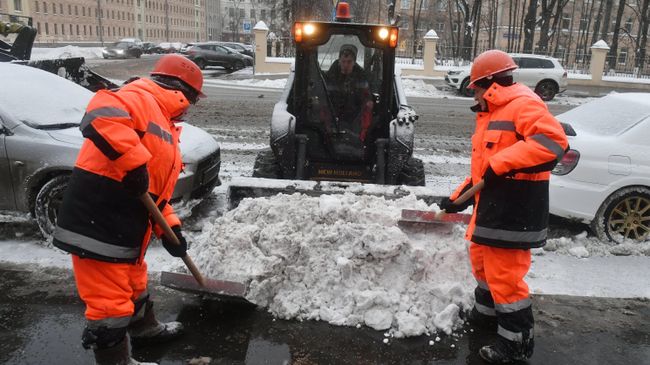 Коммунальные службы Москвы ликвидируют последствия сильного снегопада