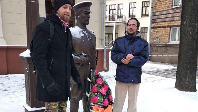 Сергей Спарыш и Вячеслав Косинеров оставили похоронный венок возле фигуры городового, Минск. 2 декабря 2018 Сергей Спарыш и Вячеслав Косинеров оставили похоронный венок возле фигуры городового, Минск. 2 декабря 2018