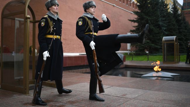 Военнослужащие роты почетного караула Президентского полка РФ у Вечного огня на Могиле Неизвестного Солдата