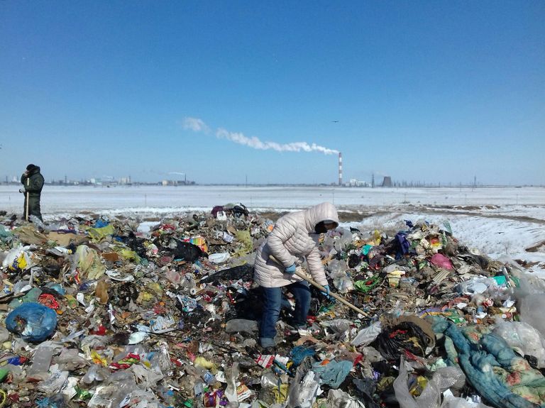 Поиски тела ребенка на городской свалке Поиски тела ребенка на городской свалке