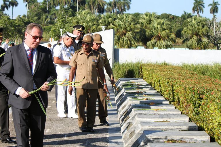Церемония у мемориала советских воинов-интернационалистов рядом с Гаваной, приуроченная к Дню неизвестного солдата