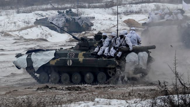 Украинские военные во время учений в Черниговской области Украинские военные во время учений в Черниговской области