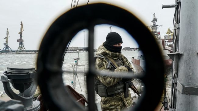 Украинский военнослужащий на борту корабля береговой охраны в Мариуполе Украинский военнослужащий на борту корабля береговой охраны в Мариуполе