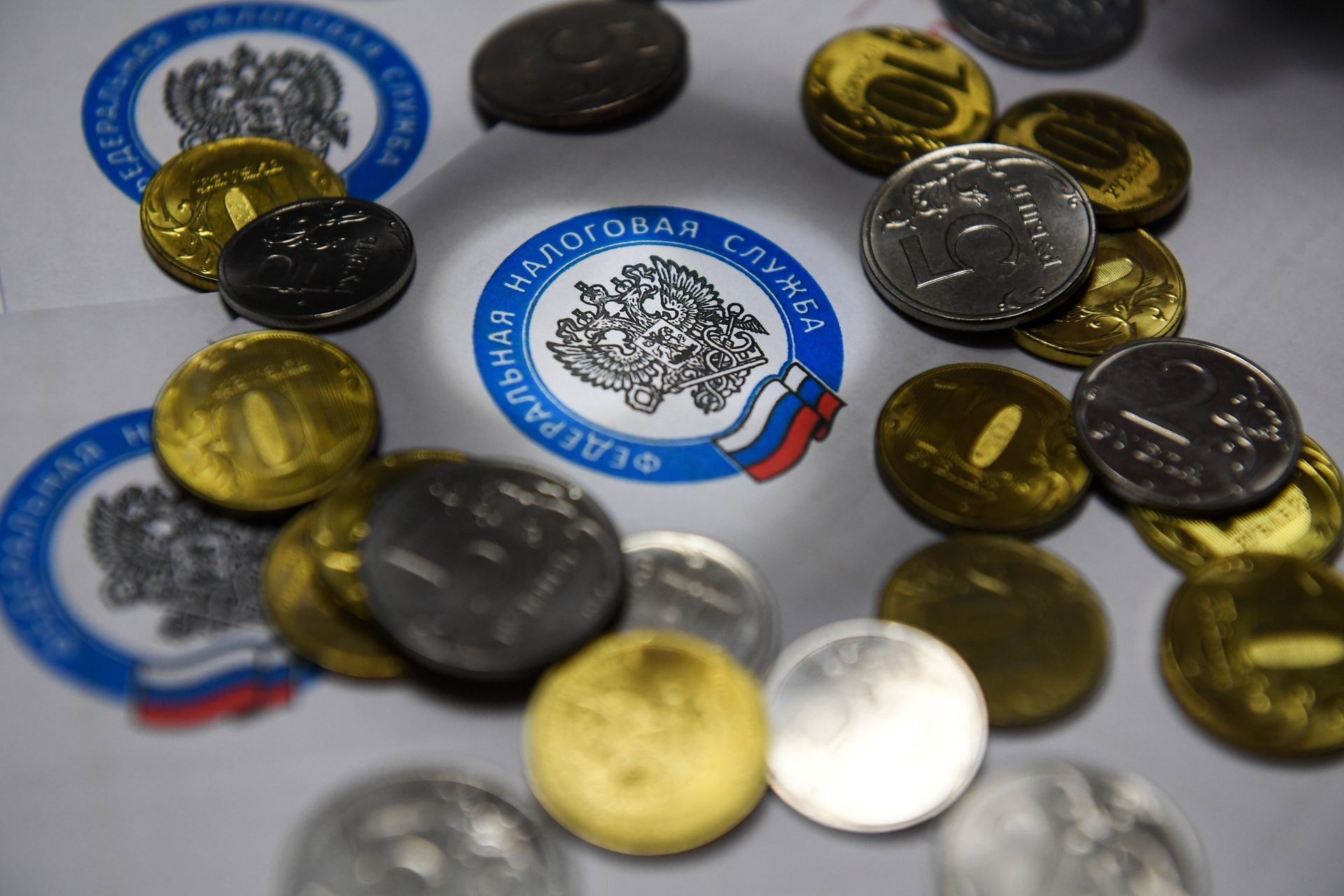 Монеты России и конверты с логотипом ФНС РФ Монеты России и конверты с логотипом ФНС РФ - РИА Новости, 1920, 27.11.2024