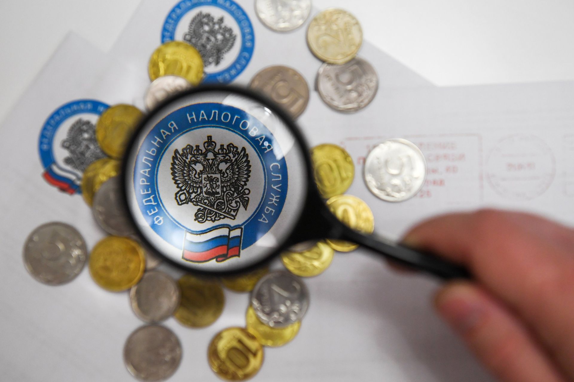 Монеты и конверты с логотипом ФНС РФ - РИА Новости, 1920, 25.03.2022