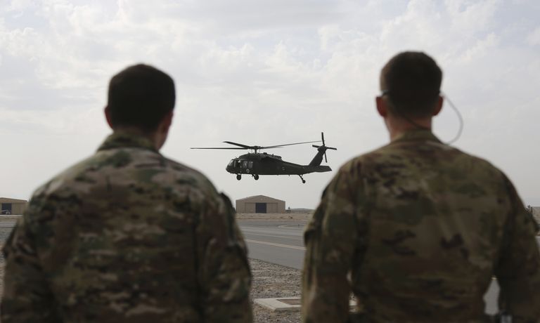 Американский вертолет UH-60 Black Hawk во время взлета с авиабазы в Кандагаре Американский вертолет UH-60 Black Hawk во время взлета с авиабазы в Кандагаре