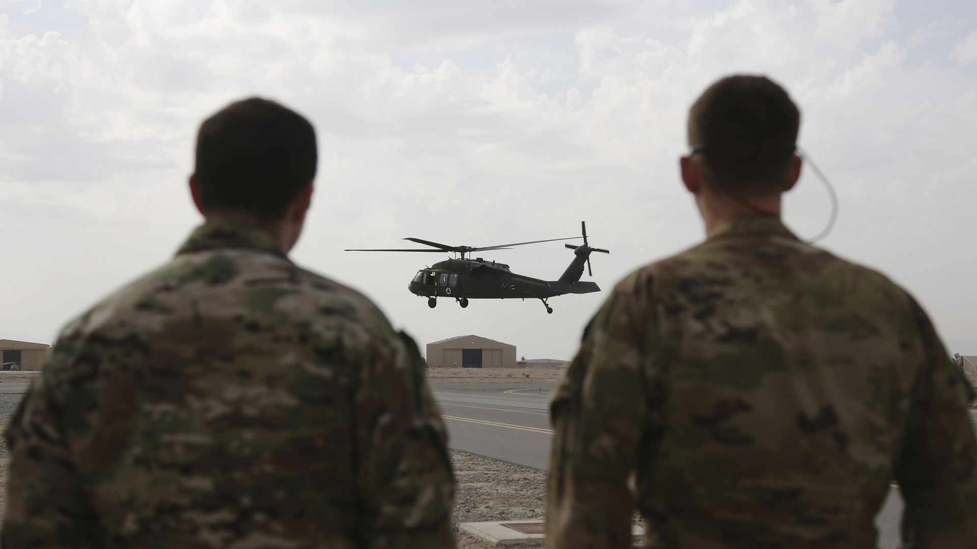 Американский вертолет UH-60 Black Hawk во время взлета с авиабазы в Кандагаре Американский вертолет UH-60 Black Hawk во время взлета с авиабазы в Кандагаре - РИА Новости, 1920, 29.10.2024