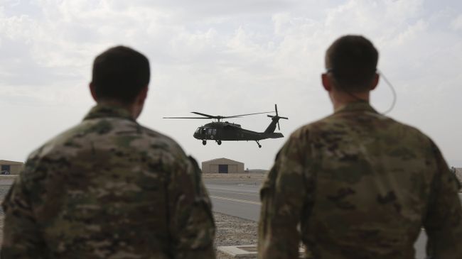 Американский вертолет UH-60 Black Hawk во время взлета с авиабазы в Кандагаре Американский вертолет UH-60 Black Hawk во время взлета с авиабазы в Кандагаре