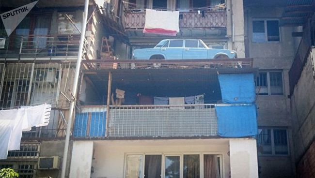 ВАЗ-2106, припаркованный на балконе в спальном районе Дигомского массива Тбилиси. Архивное фото ВАЗ-2106, припаркованный на балконе в спальном районе Дигомского массива Тбилиси. Архивное фото