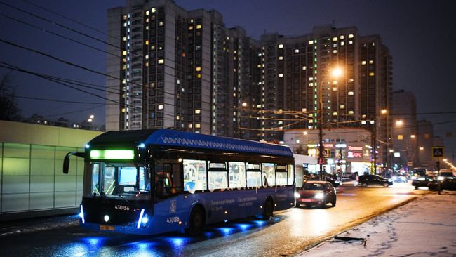 Электробус, следующий по маршруту № 73 в Москве Электробус, следующий по маршруту № 73 в Москве