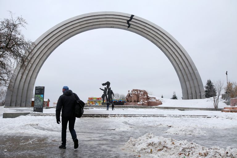 Изображение трещины, наклеенное неизвестными активистами из-за конфликта между Россией и Украиной, на Арке дружбы народов в Киеве Изображение трещины, наклеенное неизвестными активистами из-за конфликта между Россией и Украиной, на Арке дружбы народов в Киеве