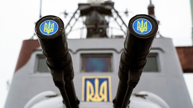Эмблема Украины на борту корабля береговой охраны в порту Мариуполя. Архивное фото Эмблема Украины на борту корабля береговой охраны в порту Мариуполя. Архивное фото