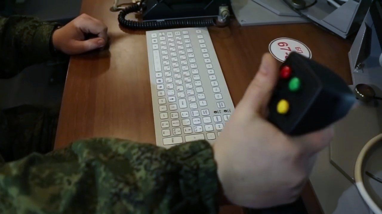 Военнослужащий за дистанционным управлением боевым лазерным комплексом Военнослужащий за дистанционным управлением боевым лазерным комплексом - РИА Новости, 1920, 16.02.2023