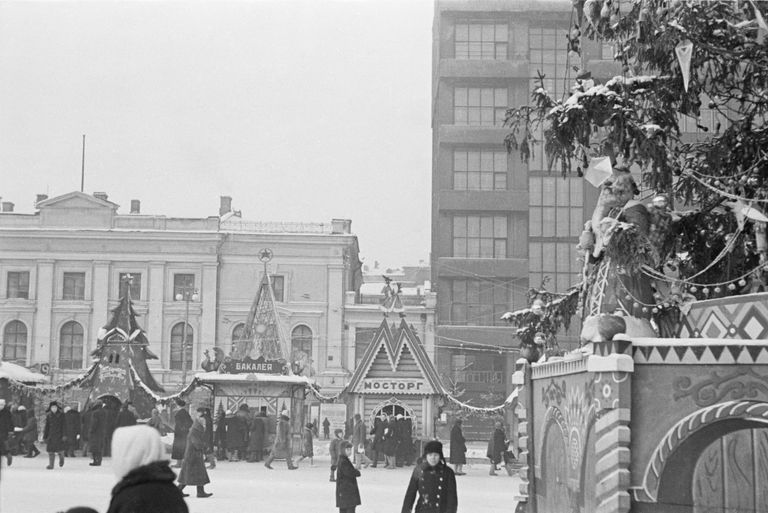 Елочный базар на Пушкинской площади в Москве. 1947 год. Елочный базар на Пушкинской площади в Москве. 1947 год.