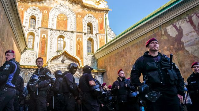 Сотрудники правоохранительных органов Украины перед центральным входом Киево-Печерской Лавры. Архивное фотоерской Лавры Сотрудники правоохранительных органов Украины перед центральным входом Киево-Печерской Лавры. Архивное фотоерской Лавры