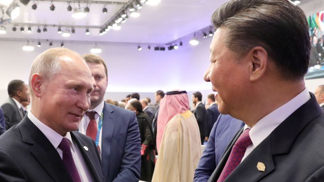 Президент РФ Владимир Путин и председатель КНР Си Цзиньпин общаются на полях саммита Группы двадцати G20 в Буэнос-Айресе Президент РФ Владимир Путин и председатель КНР Си Цзиньпин общаются на полях саммита Группы двадцати G20 в Буэнос-Айресе