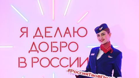 Бортпроводница авиакомпании Россия во время акции Я делаю добро в России в терминале D аэропорта Шереметьево в Национальный день добровольца