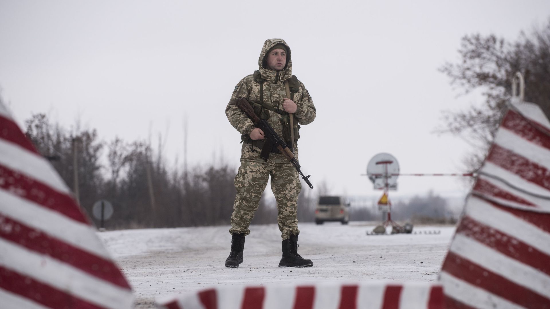 Украинский пограничник на границе с Россией Украинский пограничник на границе с Россией - РИА Новости, 1920, 23.11.2021