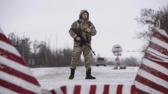 Украинский пограничник на границе с Россией Украинский пограничник на границе с Россией
