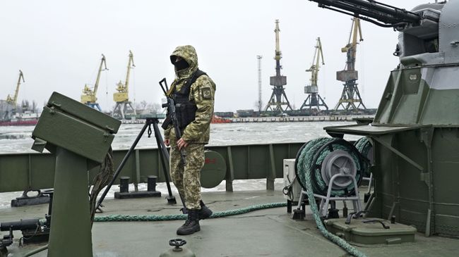 Украинский военнослужащий на борту корабля береговой охраны в порту Мариуполя Украинский военнослужащий на борту корабля береговой охраны в порту Мариуполя