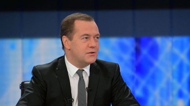 Председатель правительства РФ Дмитрий Медведев во время интервью журналистам пяти российских телеканалов Председатель правительства РФ Дмитрий Медведев во время интервью журналистам пяти российских телеканалов
