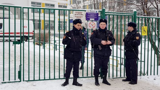 Полицейские у входа на территорию школы №1359 в Москве Полицейские у входа на территорию школы №1359 в Москве