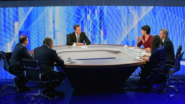 Дмитрий Медведев во время интервью журналистам пяти российских телеканалов по итогам работы правительства РФ в текущем году. 6 декабря 2018 Дмитрий Медведев во время интервью журналистам пяти российских телеканалов по итогам работы правительства РФ в текущем году. 6 декабря 2018