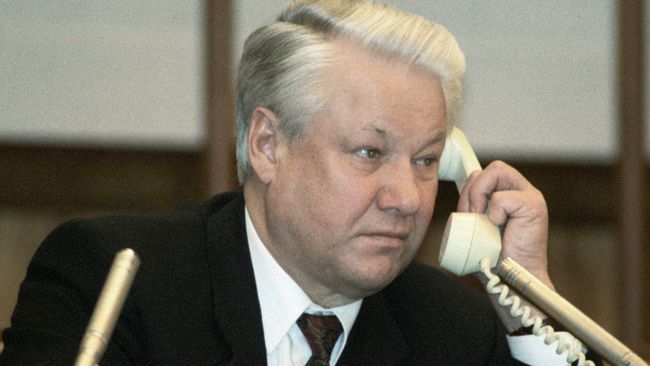 Президент России Борис Ельцин разговаривает по телефону. 11 марта 1993 