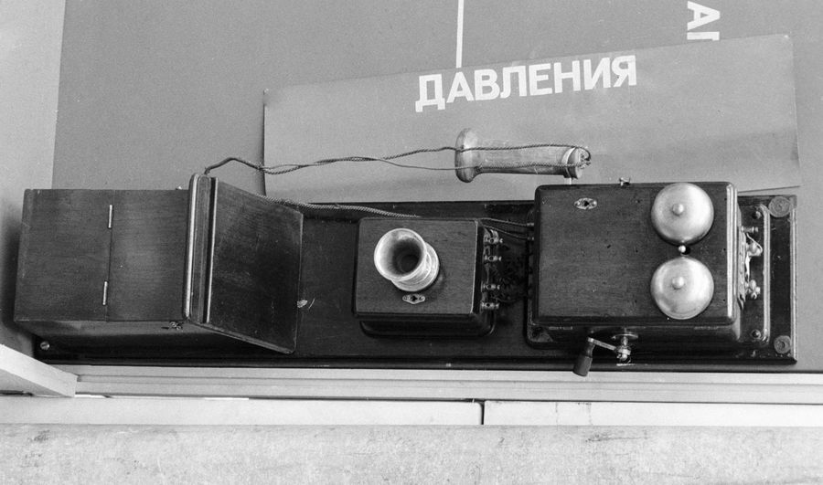 Первый телефонный аппарат, установленный в Москве международной компанией Белла