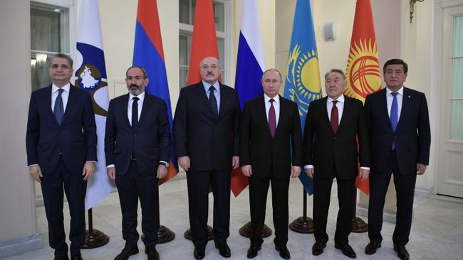 Президент РФ Владимир Путин во время совместного фотографирования глав делегаций государств-членов Высшего Евразийского экономического совета в Санкт-Петербурге Президент РФ Владимир Путин во время совместного фотографирования глав делегаций государств-членов Высшего Евразийского экономического совета в Санкт-Петербурге