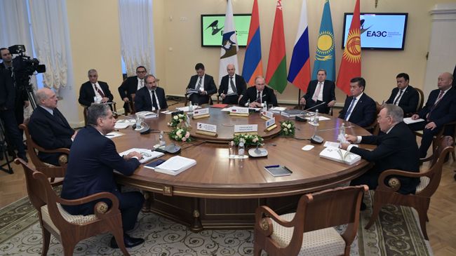 Президент РФ Владимир Путин на заседании Высшего Евразийского экономического совета в Санкт-Петербурге Президент РФ Владимир Путин на заседании Высшего Евразийского экономического совета в Санкт-Петербурге
