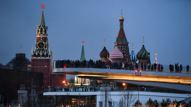 Посетители на территории природно-ландшафтного парка Зарядье в Москве Посетители на территории природно-ландшафтного парка Зарядье в Москве