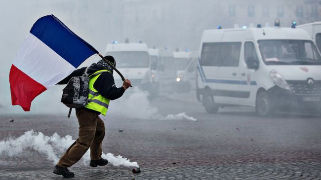 Акция протеста движения желтые жилеты в Париже 