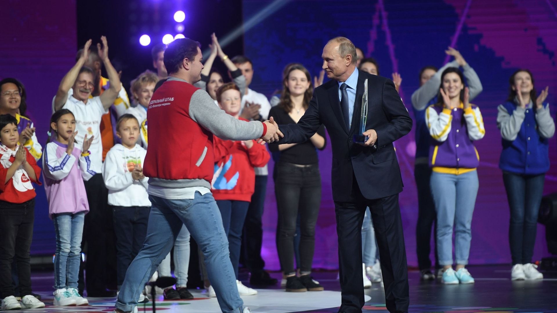 Президент РФ Владимир Путин с волонтерами Президент РФ Владимир Путин с волонтерами - РИА Новости, 1920, 22.12.2022