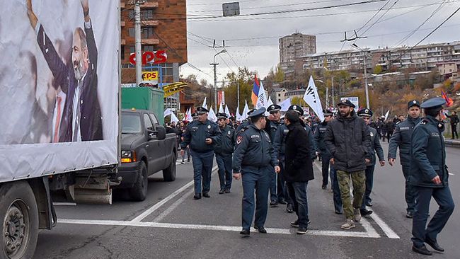 Шествие Никола Пашиняна в Ереване