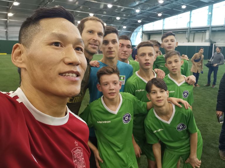 Голкипер Арсенала Петер Чех (второй слева) с футболистами из Красноярска Голкипер Арсенала Петер Чех (второй слева) с футболистами из Красноярска
