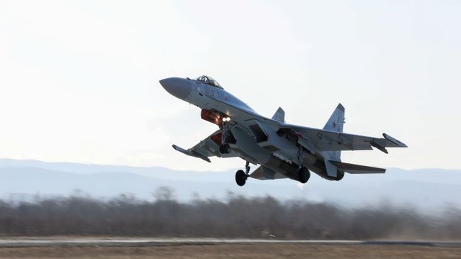 Выступление пилотажной группы Соколы России во Владивостоке Выступление пилотажной группы Соколы России во Владивостоке