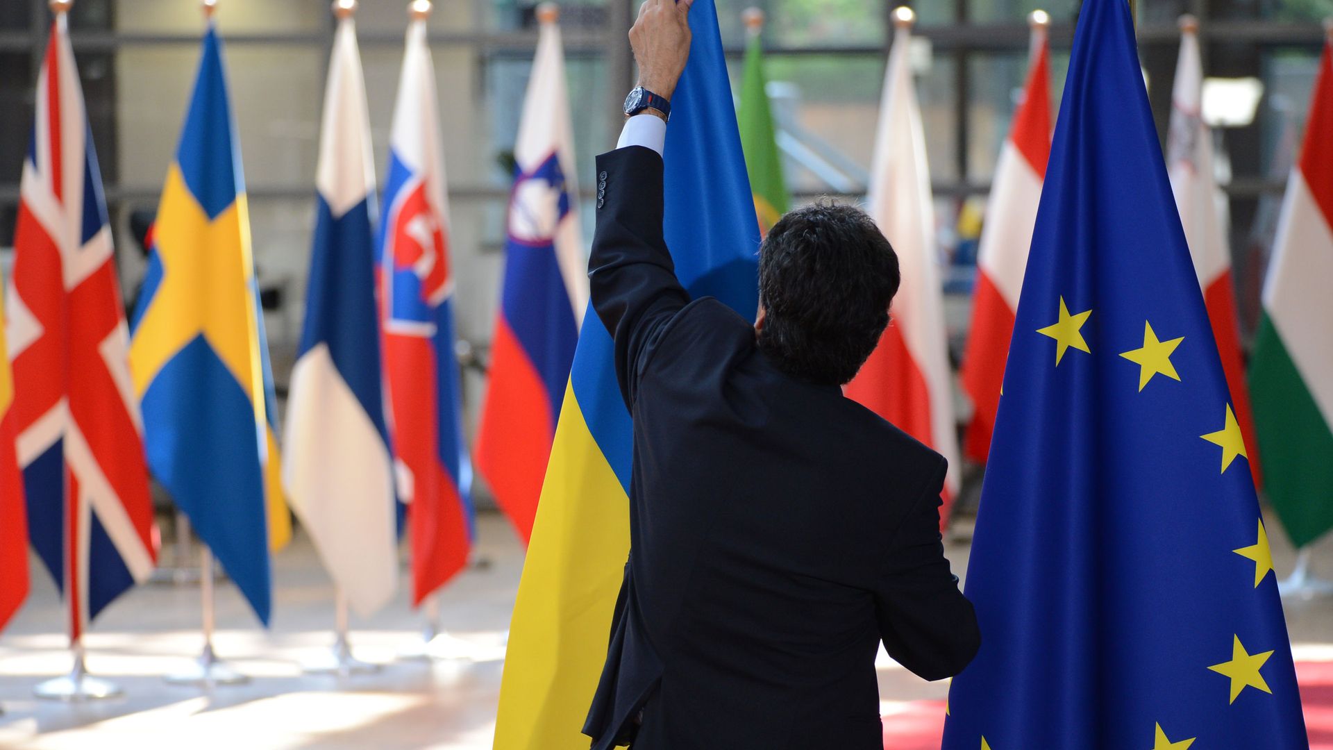 Флаги Украины и ЕС в Брюсселе Флаги Украины и ЕС в Брюсселе - РИА Новости, 1920, 06.03.2022