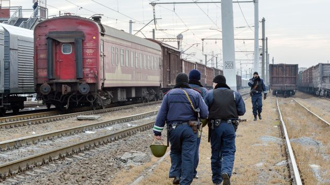 Полицейские на железнодорожных путях в Харькове Полицейские на железнодорожных путях в Харькове