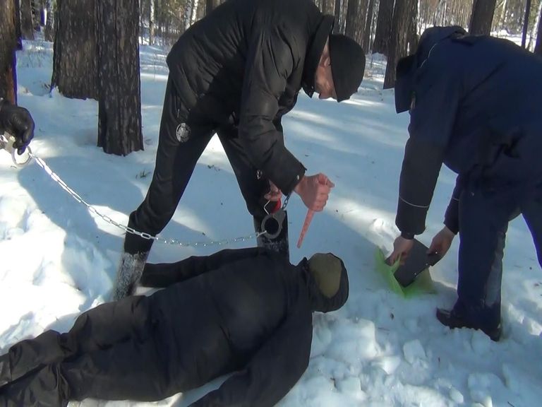 Попков показывает, как зарезал одну из девушек