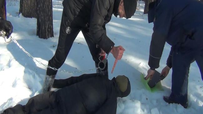 Попков показывает, как зарезал одну из девушек Попков показывает, как зарезал одну из девушек